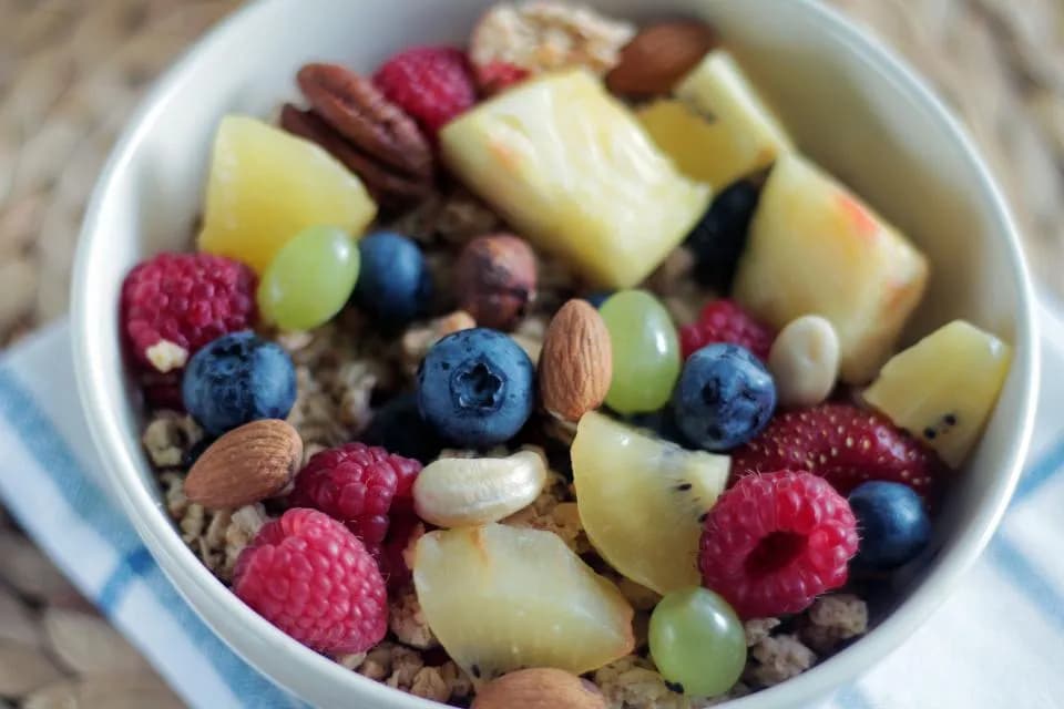 Bowl de granola con frutos rojos y frutos secos