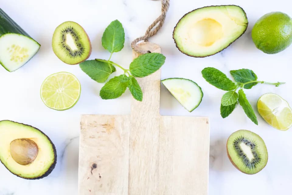 Palta, kiwi, limón y menta sobre tabla de madera