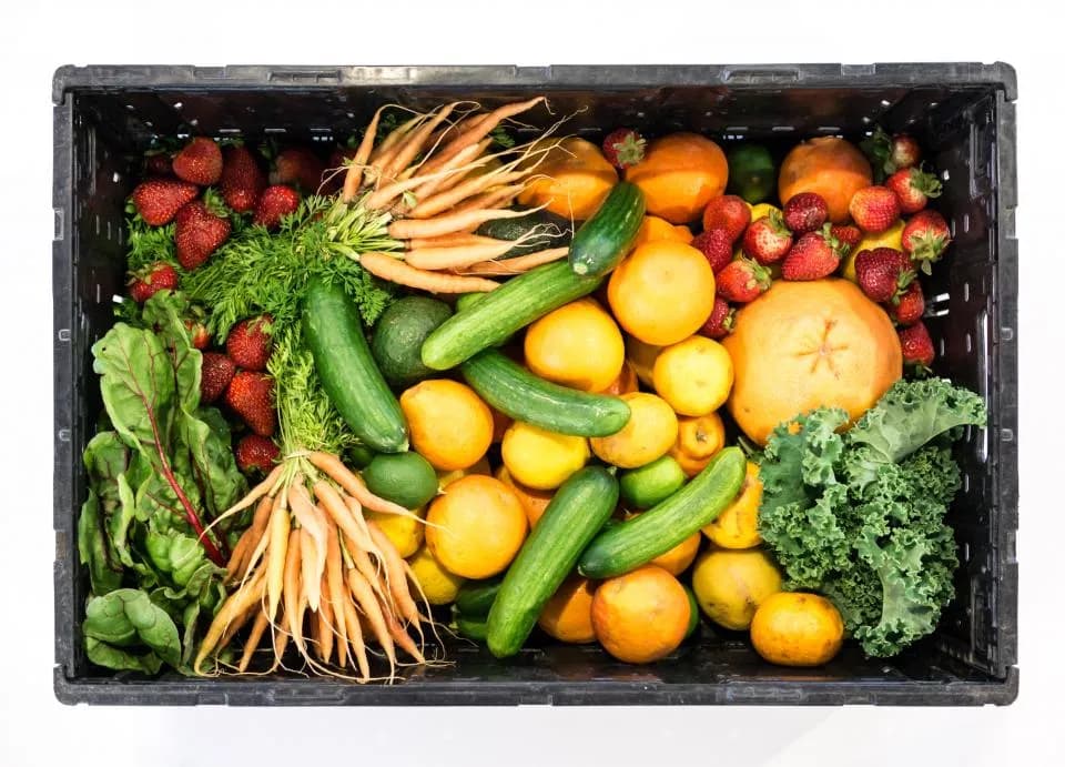 Cajón con verduras y frutas frescas